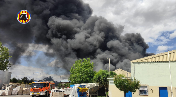 Un espectacular incendio en una planta de residuos de Silla paraliza el tráfico ferroviario