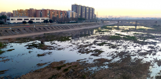 La rotura de una tubería en la V-30 inunda un carril y provoca un accidente