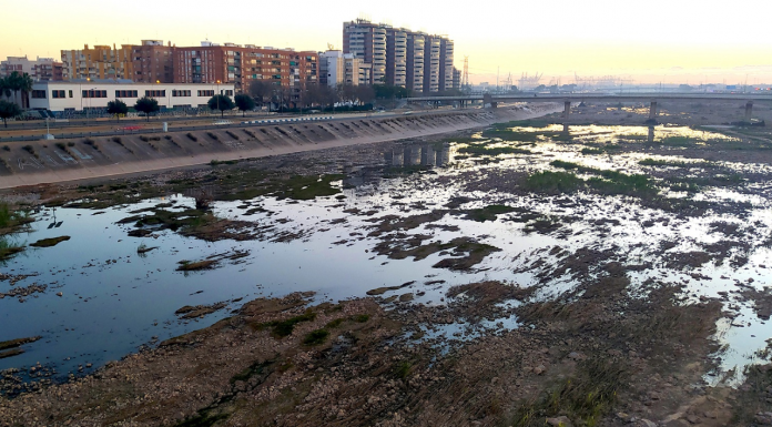 La rotura de una tubería en la V-30 inunda un carril y provoca un accidente La rotura de una tubería en la V-30 inunda un carril y provoca un accidente