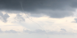Un espectacular tornado sobre el agua sorprende en el litoral sur de Valencia