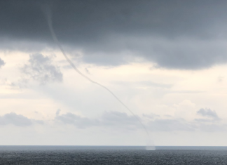 Un espectacular tornado sobre el agua sorprende en el litoral sur de Valencia