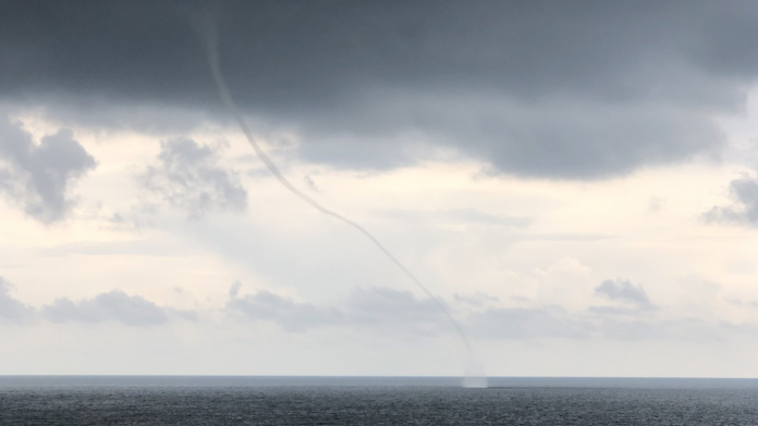 7televalencia-tornado-marino Un espectacular tornado sobre el agua sorprende en el litoral sur de Valencia