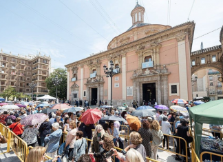 El Besamanos a la Virgen congrega a miles de fieles en Valencia con una cola de 18 horas