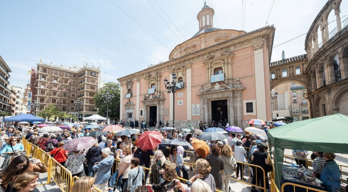 El Besamanos a la Virgen congrega a miles de fieles en Valencia con una cola de 18 horas El Besamanos a la Virgen congrega a miles de fieles en Valencia con una cola de 18 horas