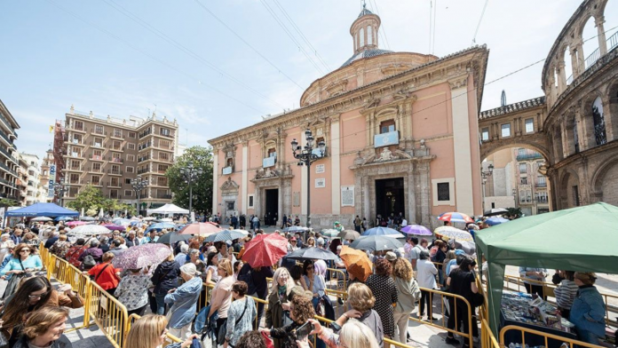 El Besamanos a la Virgen congrega a miles de fieles en Valencia con una cola de 18 horas