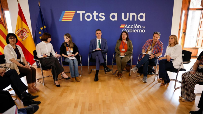 Batalla de abucheos en la visita del presidente del Gobierno: de "Sánchez a prisión" a "Mazón dimisión"