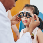 Los menores de 16 años recibirán 100 euros de ayuda para comprar gafas y lentillas. Ojo con la falsa miopía