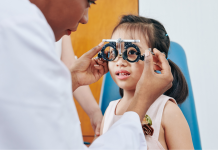 Oftalmólogos del Hospital Vithas Valencia Turia alertan sobre falsas miopías en jóvenes por trastornos de acomodación Los menores de 16 años recibirán 100 euros de ayuda para comprar gafas y lentillas. Ojo con la falsa miopía