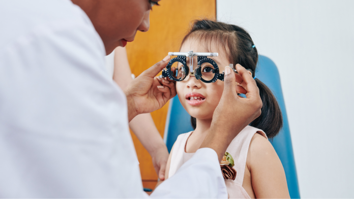 7televalencia-oftalmologo-infantil Los menores de 16 años recibirán 100 euros de ayuda para comprar gafas y lentillas. Ojo con la falsa miopía