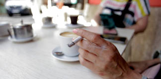 Sanidad prohibirá fumar en terrazas, universidades y paradas de autobús