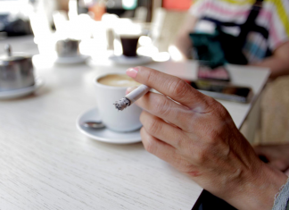 Sanidad prohibirá fumar en terrazas, universidades y paradas de autobús