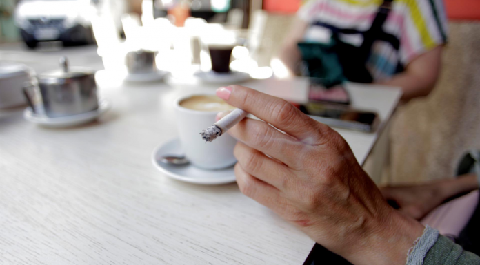 Sanidad prohibirá fumar en terrazas, universidades y paradas de autobús Sanidad prohibirá fumar en terrazas, universidades y paradas de autobús