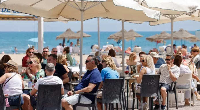 Hosteleros y datos coinciden: Valencia vivirá un verano de turismo por todo lo alto Playa de las Arenas abarrotada con buen tiempo. EFE