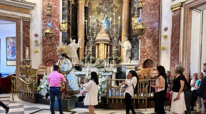 Fervor y tradición en el Besamanos a la Mare de Déu en Valencia
