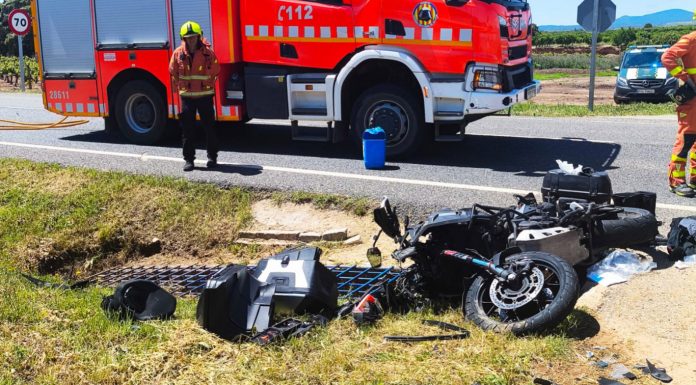 Un motorista sufre un accidente con un camión en Utiel