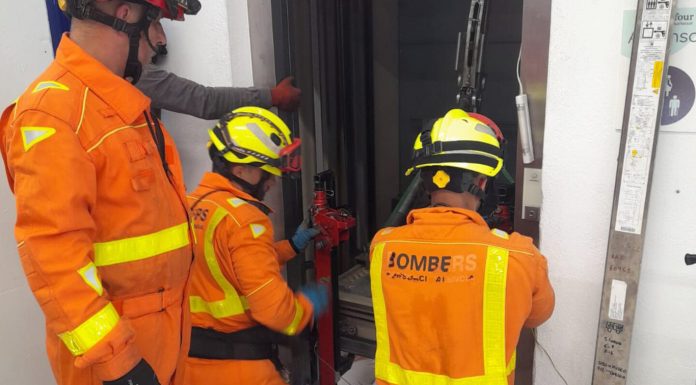 Rescatan a cuatro personas del ascensor de un centro comercial de Massalfassar