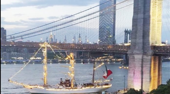 Así ha sido el momento del choque de un buque contra el Puente de Brooklyn en Nueva York