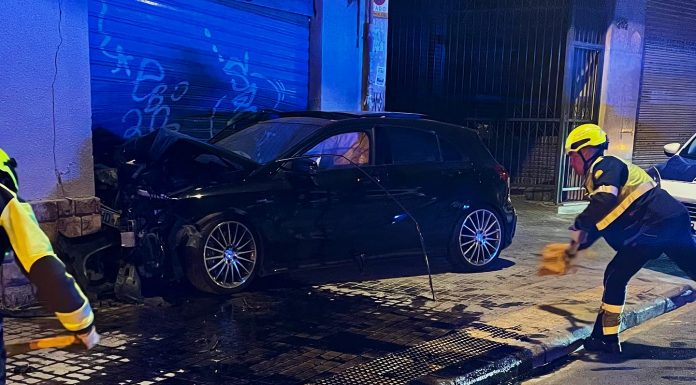 Un coche se empotra contra una planta baja en la avenida Constitución de Valencia