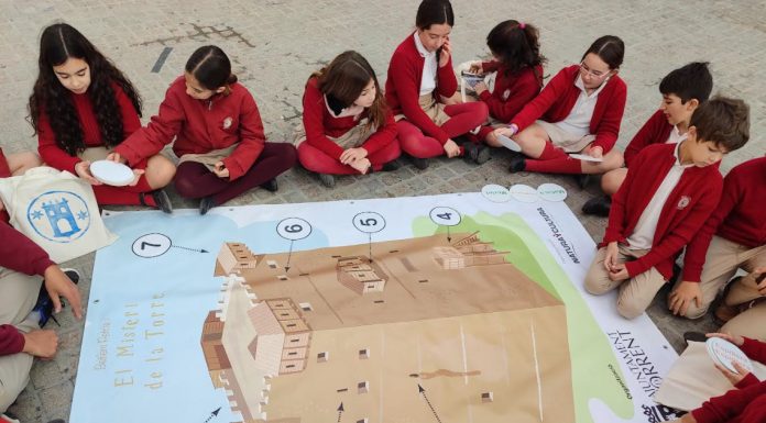 Escolars visitant la Torre de Torrent