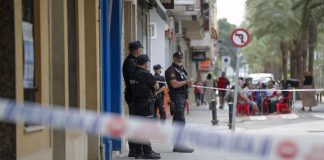 La Policía Nacional en la puerta de la vivienda de Algemesí