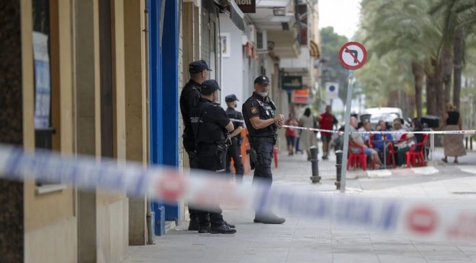 Un hombre asesina a su mujer y su hijo de 3 años en Algemesí La Policía Nacional en la puerta de la vivienda de Algemesí