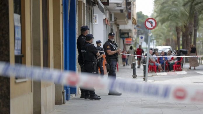 La Policía Nacional en la puerta de la vivienda de Algemesí
