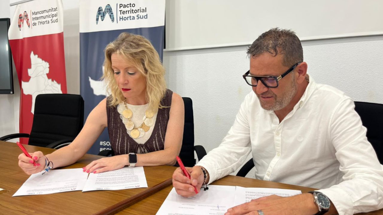 Firma del comunicado entre Paqui Bartual y José Cabanes