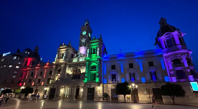 El Ayuntamiento proyectará la bandera del Orgullo más grande de Valencia El Ayuntamiento proyectará la bandera del Orgullo más grande de Valencia