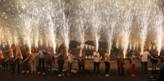 La imponente 'Roda de Foc' en la rotonda de l'Aigua es uno de los momentos más espectaculares y esperados de la Passejà. Quart de Poblet