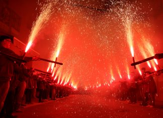 Imagen final en la Parroquia de la Purísima Concepción, cuando al llegar el patrón Sant Onofre se organiza un pasillo de fuego. Quart de Poblet