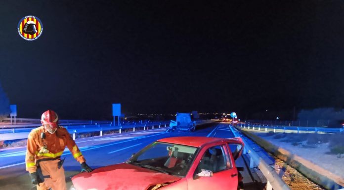 Un coche se parte por la mitad tras un accidente en Losa del Obispo