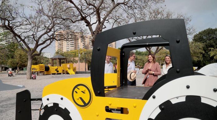 Inauguran una zona de juegos con un tractor amarillo junto al parque Gulliver
