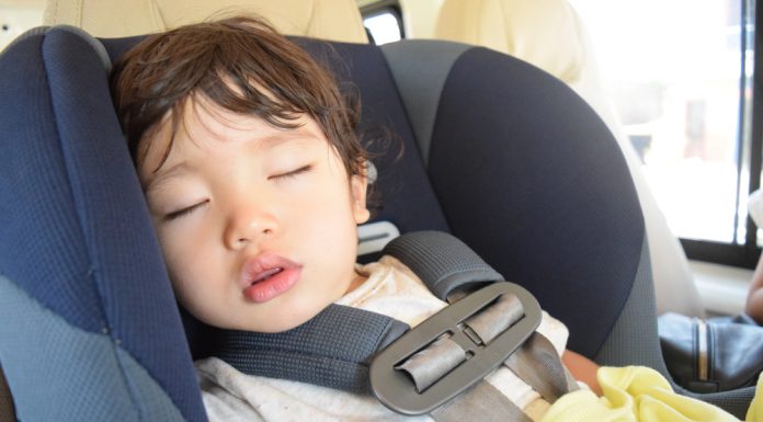 La imprudencia de dejar al niño solo en el coche a 50 grados