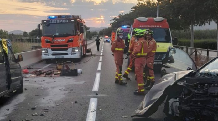 Mueren dos personas en un accidente de tráfico en Puçol