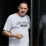 Una mujer intenta sacar un disco duro de la casa de Ábalos con la excusa de pasear al perro Una mujer intenta sacar un disco duro de la casa de Ábalos con la excusa de pasear al perro