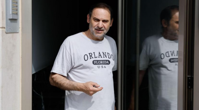 Una mujer intenta sacar un disco duro de la casa de Ábalos con la excusa de pasear al perro Una mujer intenta sacar un disco duro de la casa de Ábalos con la excusa de pasear al perro