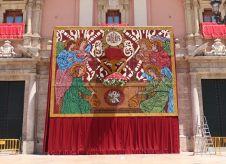 Más de 180 kilos de flores llenan la Plaza de la Virgen con el tapiz del Corpus