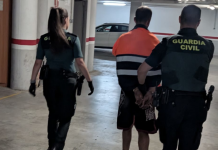 Un ladrón asalta una casa, amenaza a los dueños con una navaja y huye lanzándose por la ventana