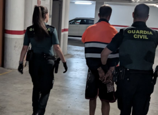 Un ladrón asalta una casa, amenaza a los dueños con una navaja y huye lanzándose por la ventana