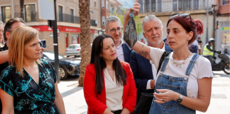 Vecinos de Catarroja se encaran al ministro Torres: "Cada vez que llueve sale mierda en mi casa"