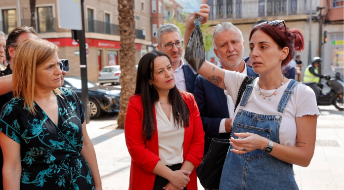 Vecinos de Catarroja se encaran al ministro Torres: «Cada vez que llueve sale mierda en mi casa» Vecinos de Catarroja se encaran al ministro Torres: "Cada vez que llueve sale mierda en mi casa"