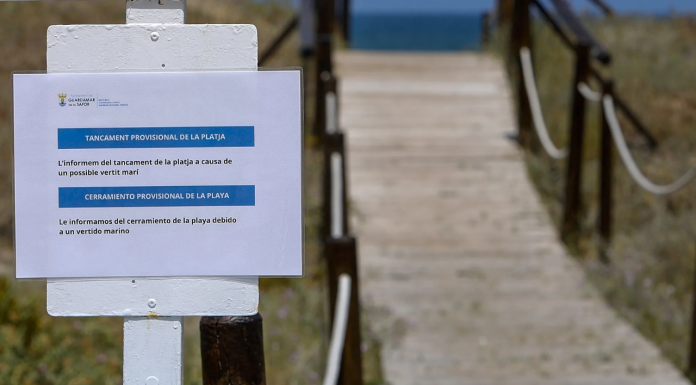 Las siete playas de la Safor reabren al baño tras confirmar que el vertido no es tóxico Segundo día de cierre de playas en la Safor: ¿Qué es el misterioso vertido que cubre 16 kilómetros de costa?
