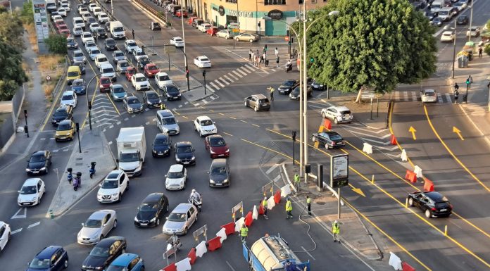 Comienza la reforma de Pérez Galdós entre confusión, caos y colas kilométricas Comienza la reforma de Pérez Galdós con colas kilométricas