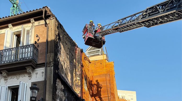 Incendio en un solar vallado en el botánico