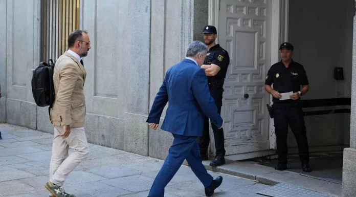 Terremoto político nacional: Santos Cerdán entra en prisión y Cuca Gamarra deja la secretaría del PP Terremoto político nacional: Santos Cerdán entra en prisión y Cuca Gamarra deja la secretaria del PP