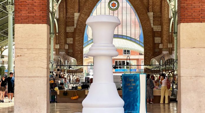 Aparecen damas de dos metros de altura en varias zonas de Valencia