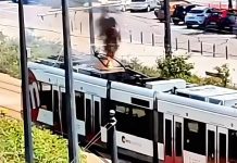 Salen chispas de lo alto de un tranvía cerca de la avenida de Tarongers