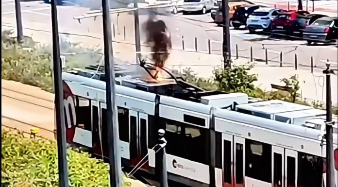 Salen chispas de lo alto de un tranvía cerca de la avenida de Tarongers