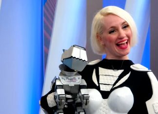 Rouse, la chica robot, en el plató de 7televalencia