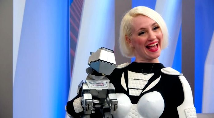 Rouse, la chica robot: «A los 18 años decidí implantarme un chip en la médula espinal que fusiona inteligencia artificial con inteligencia emocional» Rouse, la chica robot, en el plató de 7televalencia